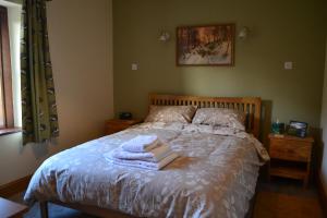 ein Schlafzimmer mit einem Bett mit Handtüchern darauf in der Unterkunft Jasmine Cottage, Eamont Bridge in Penrith