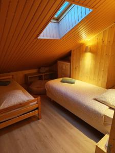 Ένα ή περισσότερα κρεβάτια σε δωμάτιο στο Bel appartement type chalet avec balnéo et jardin