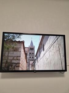 TV a/nebo společenská místnost v ubytování Apartment Banjol 137