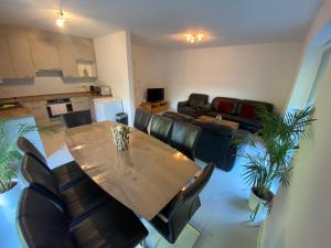 a living room with a table and a couch at Neubau Luxusanlage Gesamte Haus in Buckhorn +10 photos