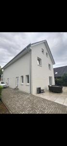 a large white building with a bench in front of it at Neubau Luxusanlage Gesamte Haus in Buckhorn