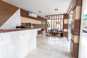 アブハにあるحياة ريزيدنسのバー付きレストランのロビー