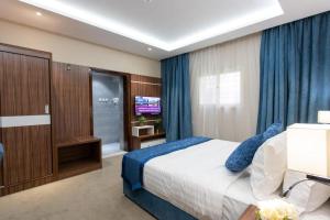 アブハにあるحياة ريزيدنسのベッドとテレビがあるホテルの部屋 +62枚の写真