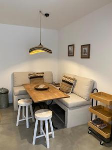 a living room with a couch and a table at Joli appartement en ville in Revel