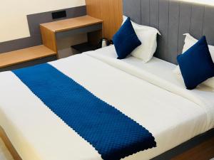 Ένα ή περισσότερα κρεβάτια σε δωμάτιο στο Hotel GRS Palace +34 φωτογραφίες