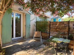 a patio with a table and chairs and a fence at Studio Moderne Cozy in Ribaute-les-Tavernes