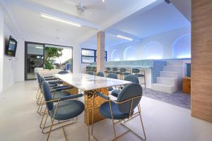 a dining room with a table and chairs at Surf Beach House Pool Villa in Na Jomtien
