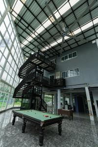 Meja biliard di A Hotel Cozy