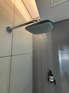 une douche avec un rideau de douche dans une salle de bain dans l'établissement The Capital in Sandton-Luxury aparthotel, à Johannesbourg