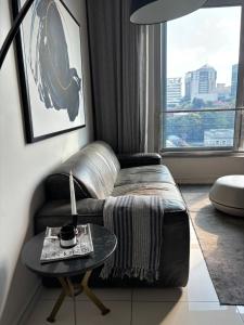 un salon avec une chaise et une table dans l'établissement The Capital in Sandton-Luxury aparthotel, à Johannesbourg
