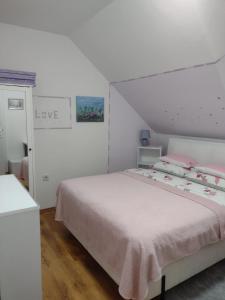 Postel nebo postele na pokoji v ubytování Apartman Breza