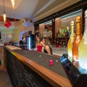 Dos mujeres sentadas en un bar en un restaurante en DiamondHouse vila & wellness, en Kolín