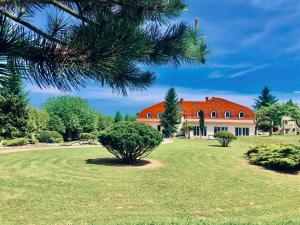 una casa grande con techo naranja en un campo en DiamondHouse vila & wellness, en Kolín