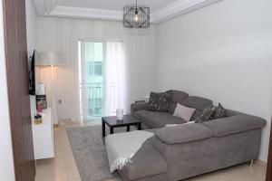 a living room with a couch and a table at Appartement Moderne au Cœur de Rabat in Océan