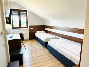 DębnoにあるAgawa restauracja&Hotelのベッド2台と机と窓のある寝室 +35枚の写真