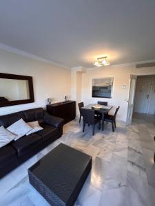 una sala de estar con un sofá y una mesa en Los Nidos, en Torremolinos