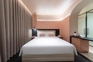 Voodi või voodid majutusasutuse LIKTO-YIYU Hotel Guangzhou Pazhou Exhibition Canton Tower Branch toas