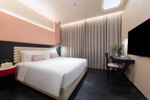 Voodi või voodid majutusasutuse LIKTO-YIYU Hotel Guangzhou Pazhou Exhibition Canton Tower Branch toas