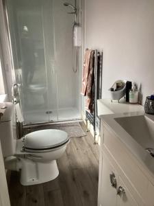 Phòng tắm tại 2 bedroom apartment