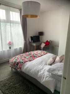 Giường trong phòng chung tại 2 bedroom apartment