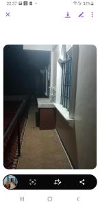 LoacanにあるH G & O Affordable Apartmentsの窓のある空の部屋の写真