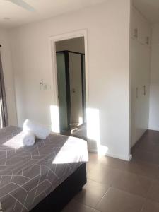 Ένα ή περισσότερα κρεβάτια σε δωμάτιο στο Holiday休闲公寓03