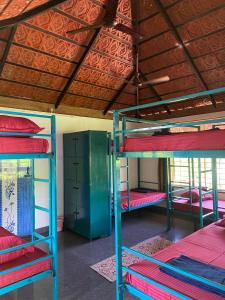 オーロヴィルにあるHostelExp, Auroville - A Rural Retreat Experienceの二段ベッドが備わる屋根付きの客室です。 +37枚の写真