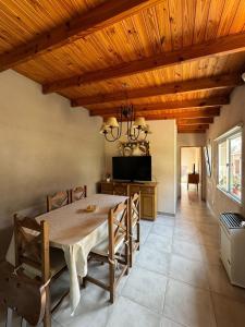 a dining room with a wooden ceiling and a table at Lo de Lili a pasos del Centro de Tandil in Tandil