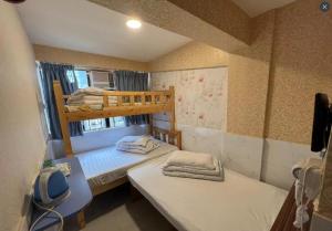 Un pat sau paturi într-o cameră la JW Hostel