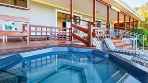 Piscina de la sau aproape de Victoria Bay Holiday Cottage