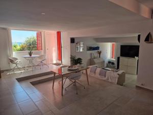 a kitchen and living room with a table and chairs at La Muralla Roja in Calpe