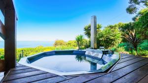 Piscina de la sau aproape de Victoria Bay Holiday Cottage +67 fotografii
