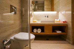 Best Western Plus Chandigarh Mohali的一间浴室