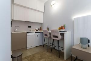 Kuchyň nebo kuchyňský kout v ubytování Move In Apartments
