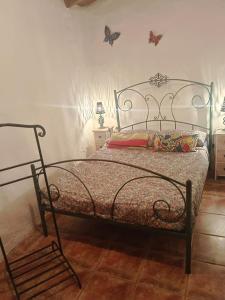 een bed met een metalen frame in een slaapkamer bij Casa García Pérez in Las Lagunetas