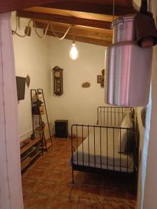 een slaapkamer met een wieg in een kamer bij Casa García Pérez in Las Lagunetas