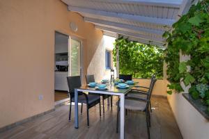 een eetkamer met een tafel en stoelen bij Apartment Dora family only in Vodice