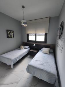 Un dormitorio con dos camas y una ventana. en Benidorm Luxury Residential, en Benidorm
