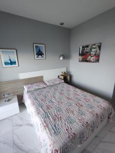 Un dormitorio con una cama y una pared blanca. en Benidorm Luxury Residential, en Benidorm 24 fotos más