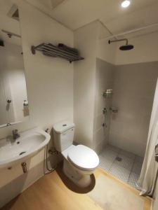 Ένα μπάνιο στο Oak Apartment at The Rochester Bridgeview Tower