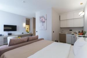 Kuchyň nebo kuchyňský kout v ubytování Move In Apartments