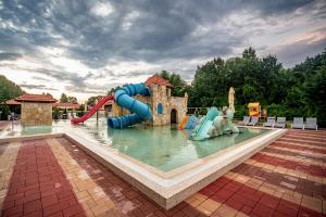 Bazén v ubytování Termál Hotel Vesta nebo v jeho okolí