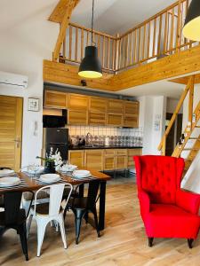 una sala da pranzo con tavolo e sedia rossa di Wellness & View Skalite - sauna, jacuzzi w cenie a Szczyrk