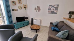 a living room with a couch and a table at LE CHATEL BOURGEOIS in Appoigny