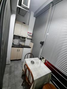シェンジンにあるS Apartmentのテーブルとシンクのある小さなキッチン