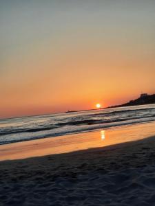 シェンジンにあるS Apartmentの海沿いの海岸の夕日 +2枚の写真