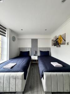 two beds sitting next to each other in a bedroom at Westminster Guest House in Oxford