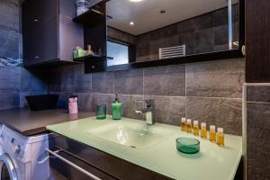 eine Küche mit Spüle und Waschmaschine in der Unterkunft Charmant T3 climatisé proche Paris in Romainville