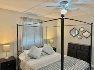 Un dormitorio con una cama con ventilador de techo. en Charming Spacious Get Away, en Shelbyville
