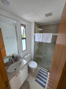 un bagno con wc, lavandino e doccia di Apartamento Graças 108 a Recife